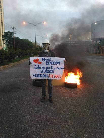 احد المتظاهرين فى يوم عيد الام فى فنزويلا