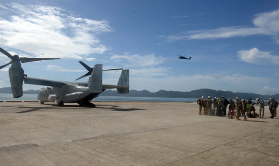 القوات-الفلبينية-والامريكية-تستعد-للاقلاع-بالطائرة