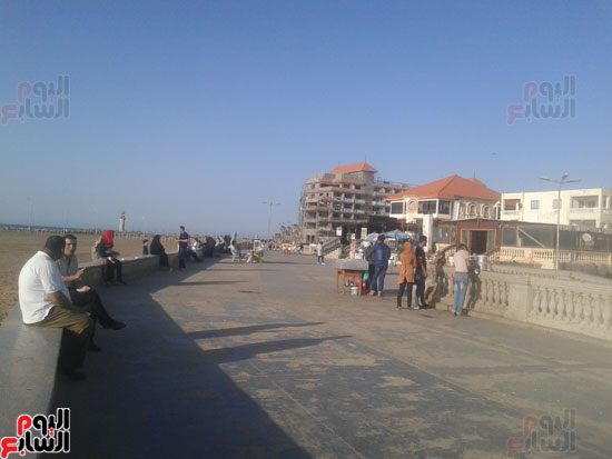 العائلات على شاطئ البلاج