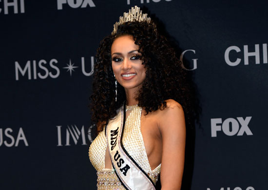 ملكة جمال الولايات المتحدة  كارا ميكوليك عقب تتويجها