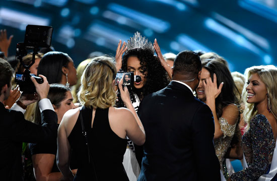 ملكة جمال الولايات المتحدة  كارا ميكوليك مصابة بالذهول عقب تتويجها باللقب