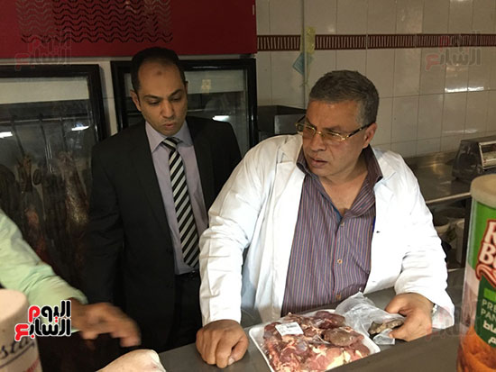  ضابط الرقابة الإدارية يتابع عمليات التحفظ على اللحوم