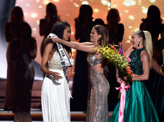 لحظة إعلان فوز ملكة جمال الولايات المتحدة  كارا ميكوليك