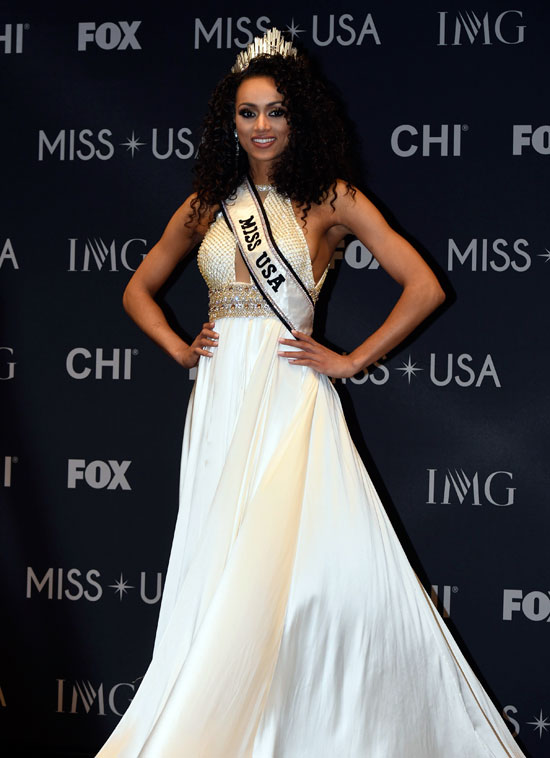 ملكة جمال الولايات المتحدة  كارا ميكوليك لحظة ارتداء تاج ملكة الجمال