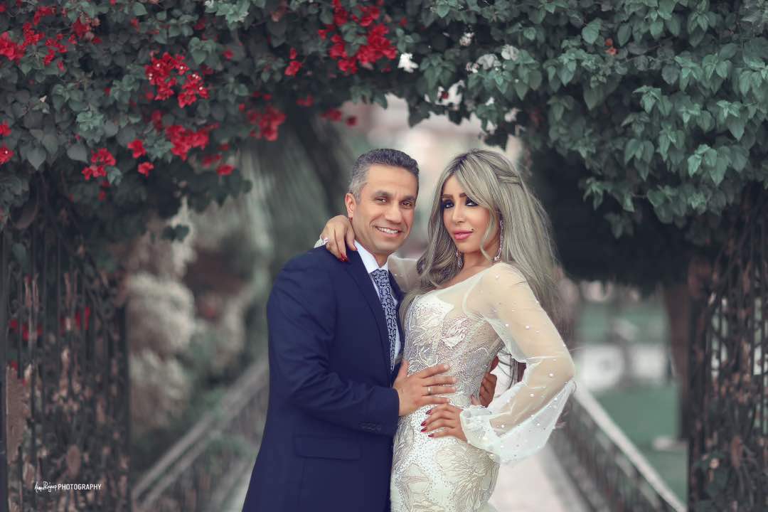 المتحدث العسكرى السابق مع زوجته