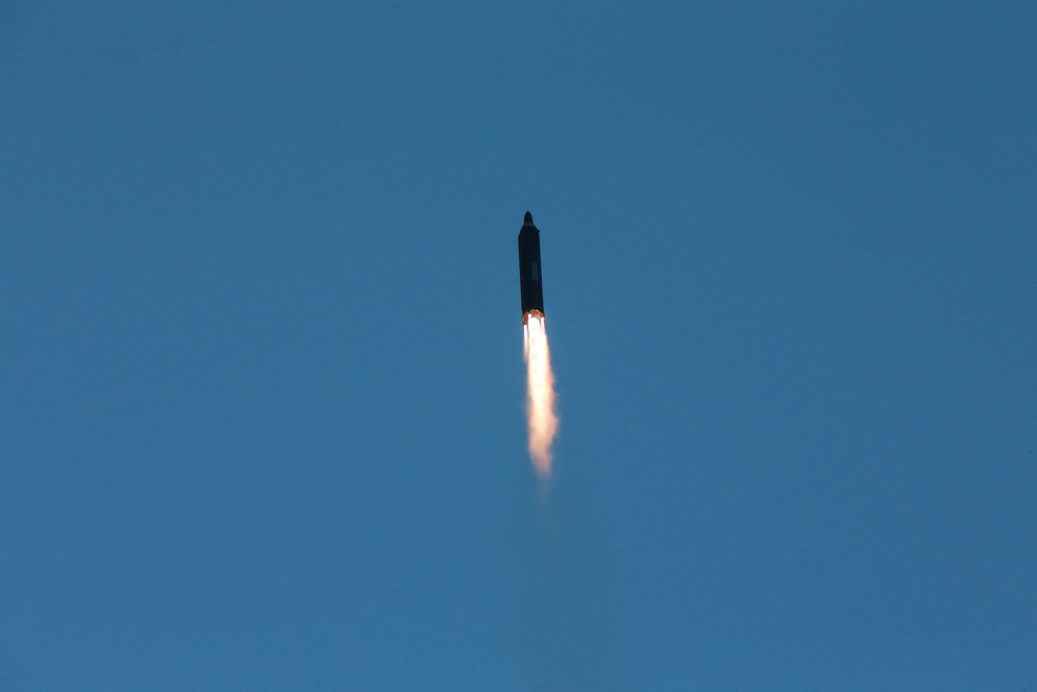 صاروخ كوريا الشمالية الباليستى يحلق فى السماء