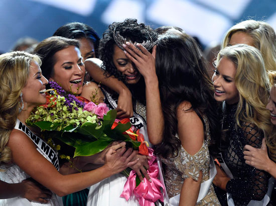 كارا ميكوليك لحظة وضع التاج على رأسها