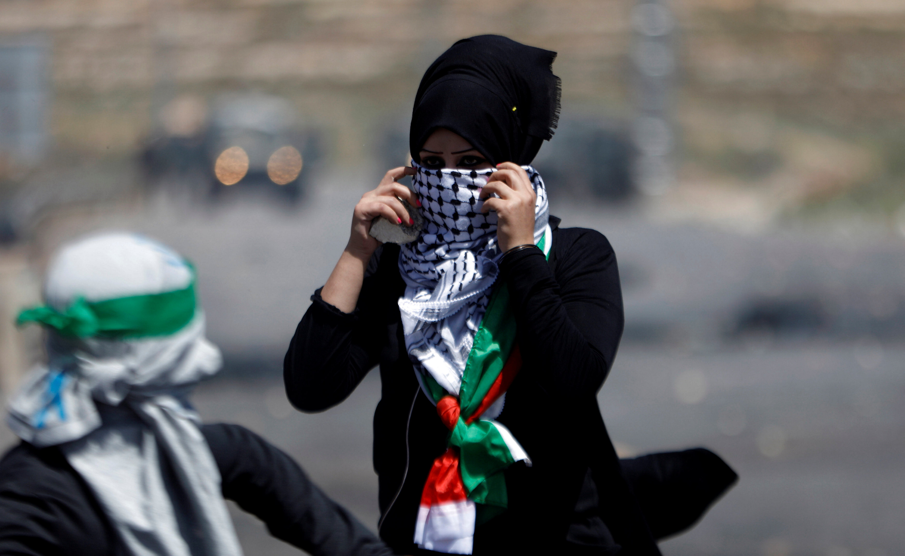 فتيات فلسطينيات يواجهن قوات الاحتلال الاسرائيلى