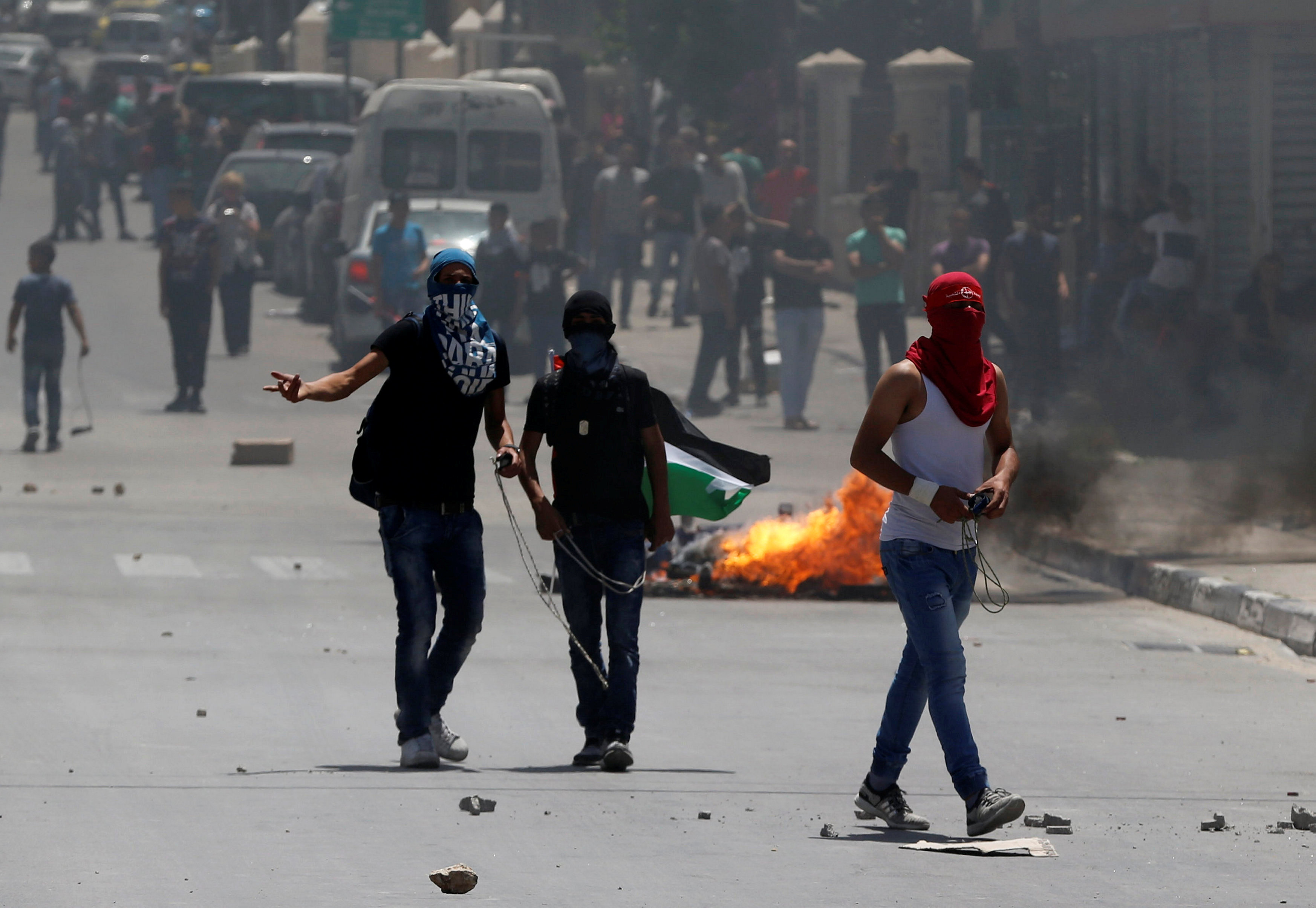 الشباب الفلسطينى يواجه قوات الاحتلال بالضفة الغربية