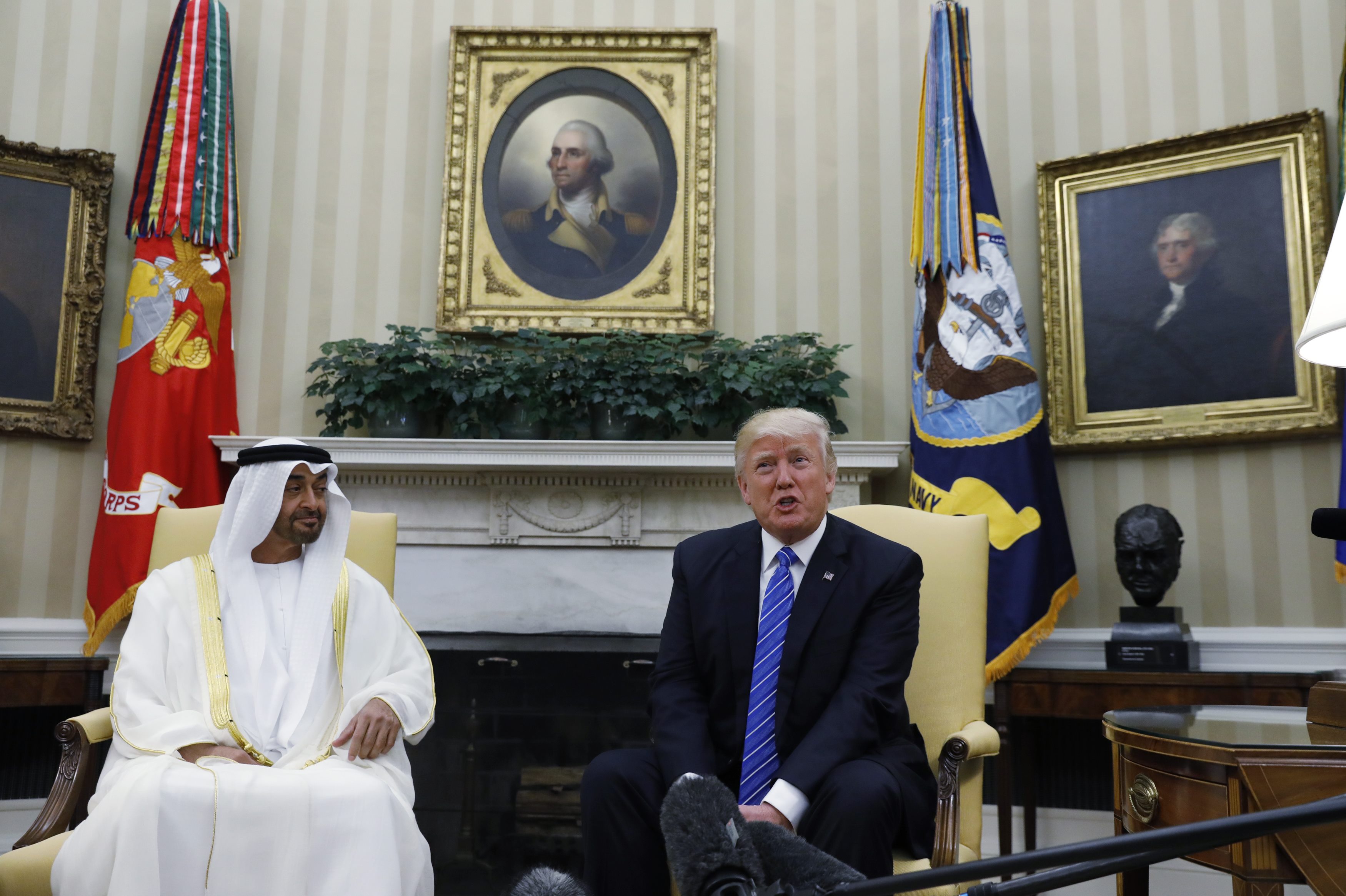 ولى عهد أبو ظبى الشيخ محمد بن زايد آل نهيان يلتقى الرئيس الامريكي دونالد ترامب في المكتب البيضاوي