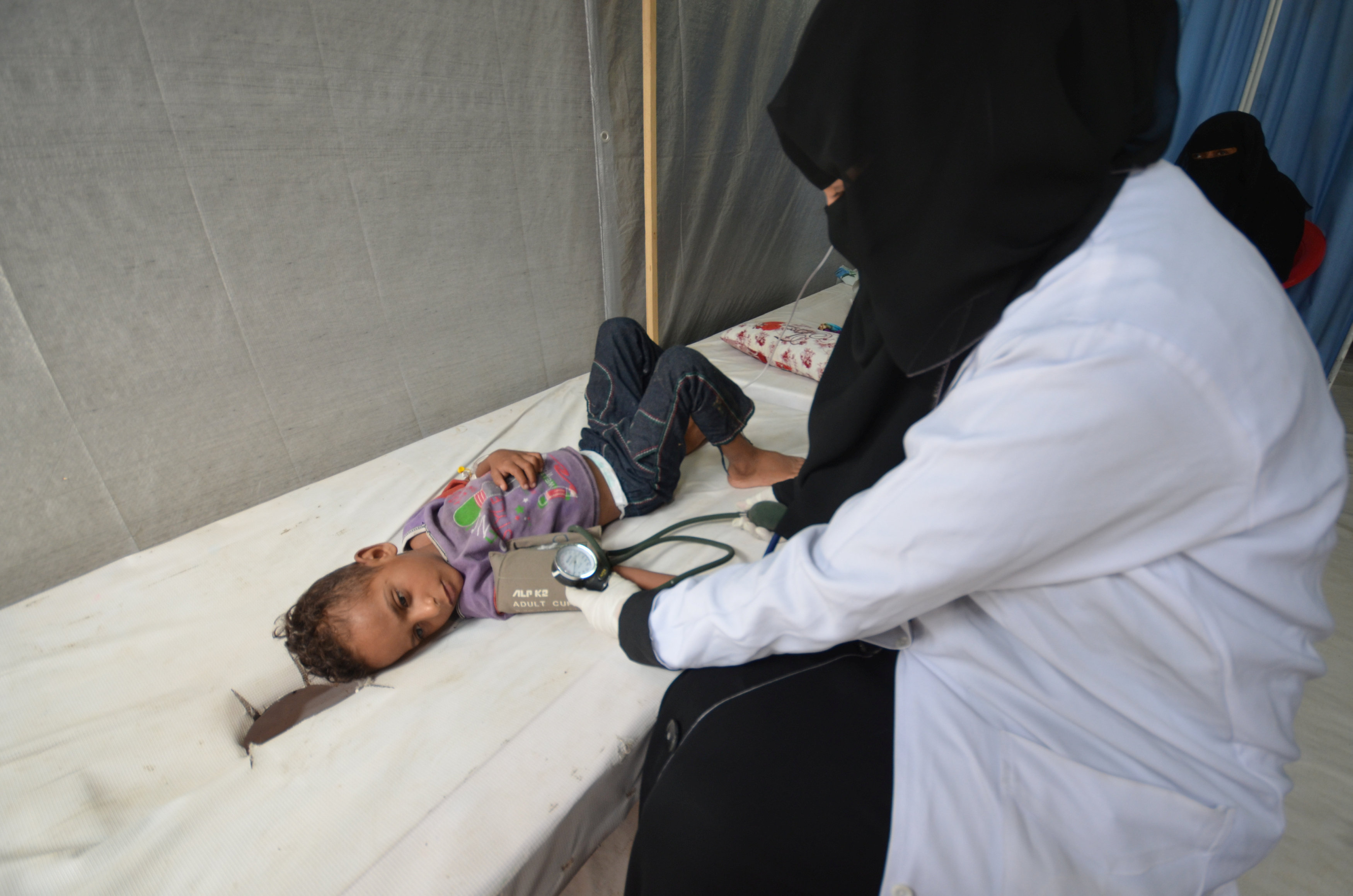 طبيبة تفحص طفل مصاب بمرض الكوليرا