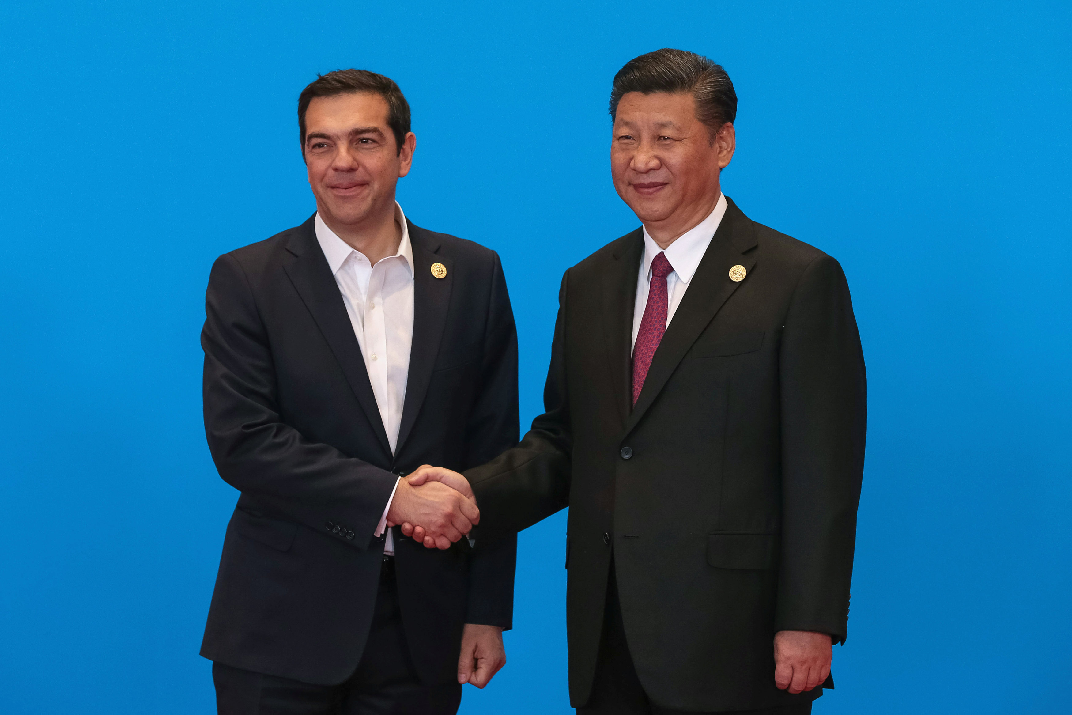 الرئيس الصيني إكسي جينبينغ يصافح رئيس الوزراء اليوناني أليكسيس