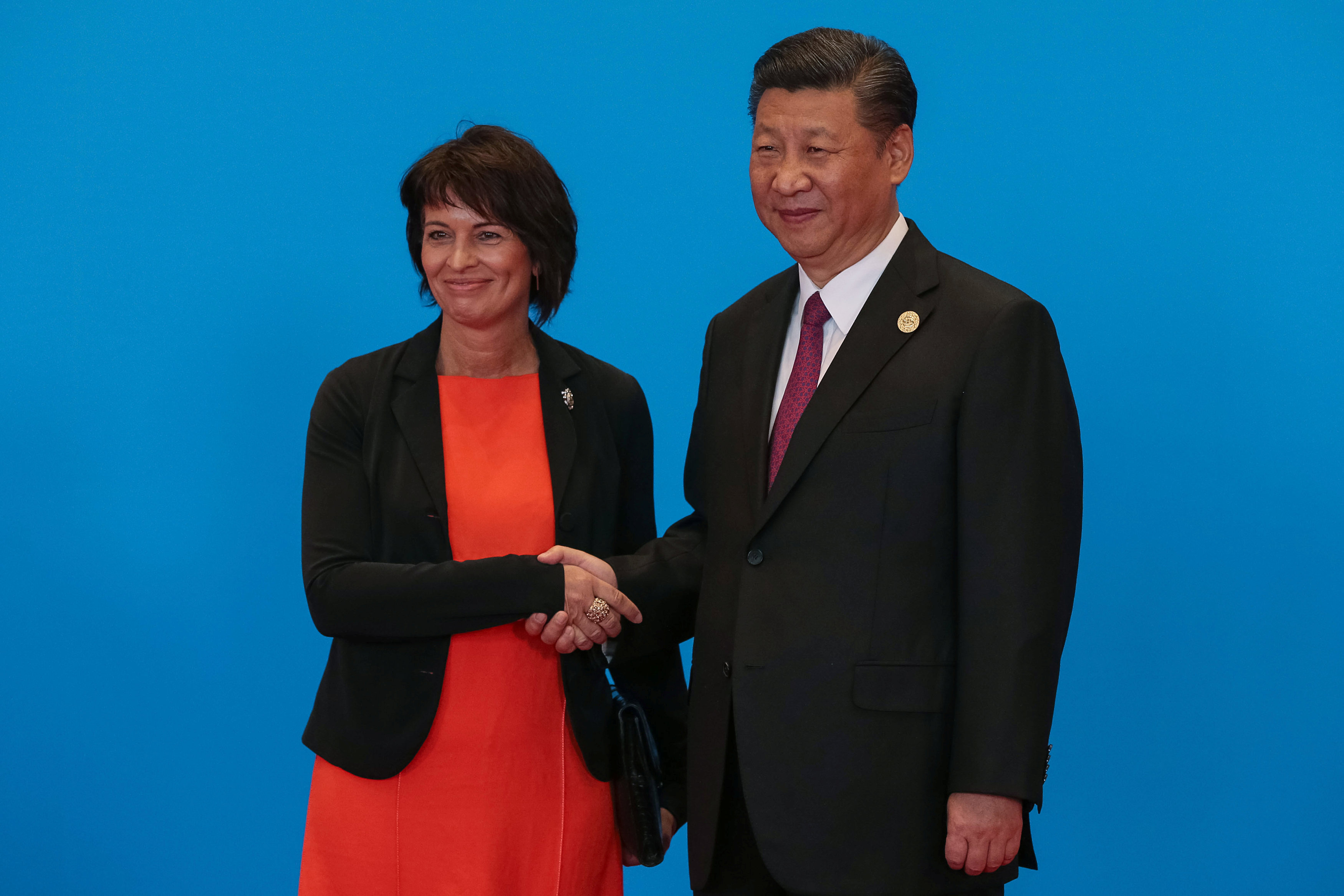 الرئيس الصيني إكسي جينبينغ يصافح الرئيس السويسري دوريس ليوثارد