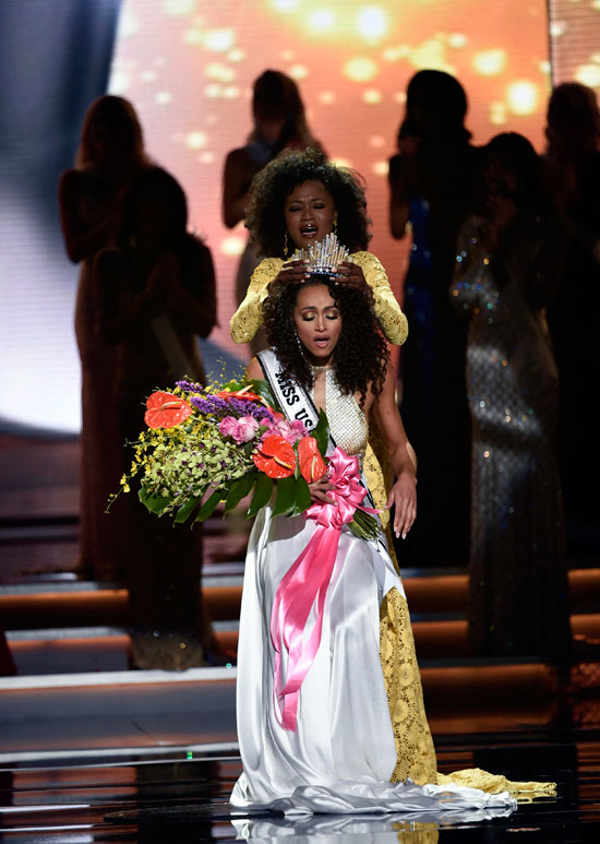 كارا ميكوليك  ملكة جمال الولايات المتحدة تتحدث إلى لجنة الحكام