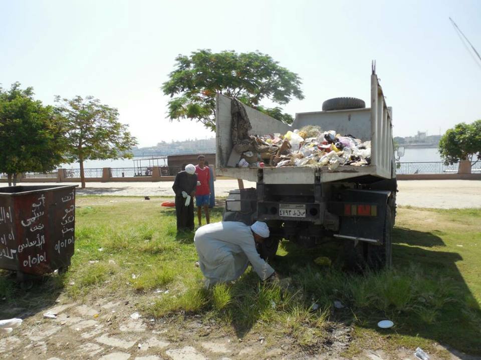  سيارات المدينة ترفع القمامة من محيط نهر النيل بالاقصر