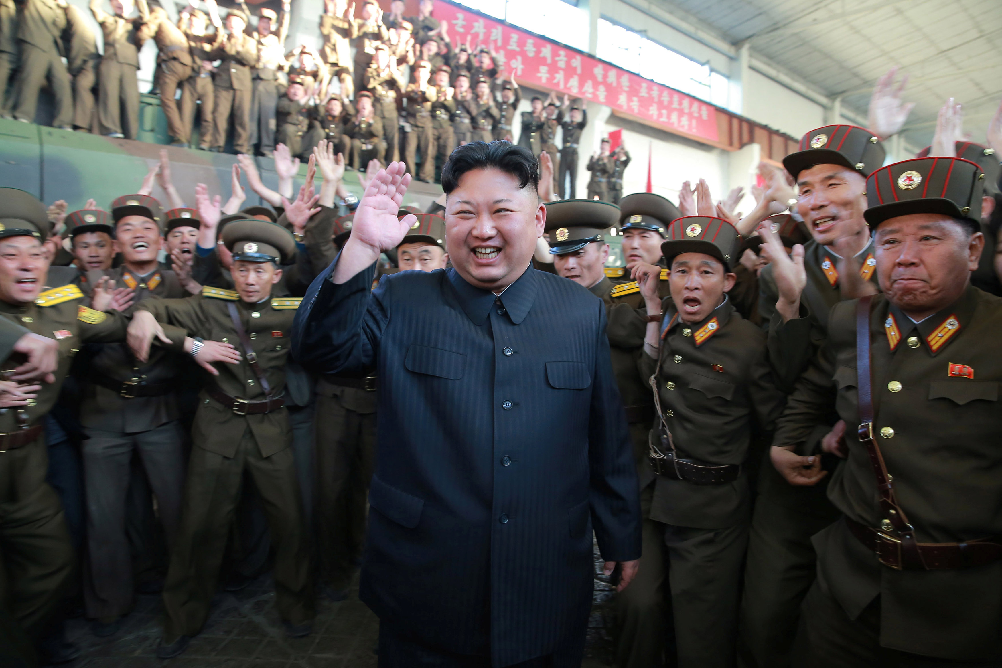 زعيم كوريا الشمالية يحتفل بنجاح التجربة الصاروخية