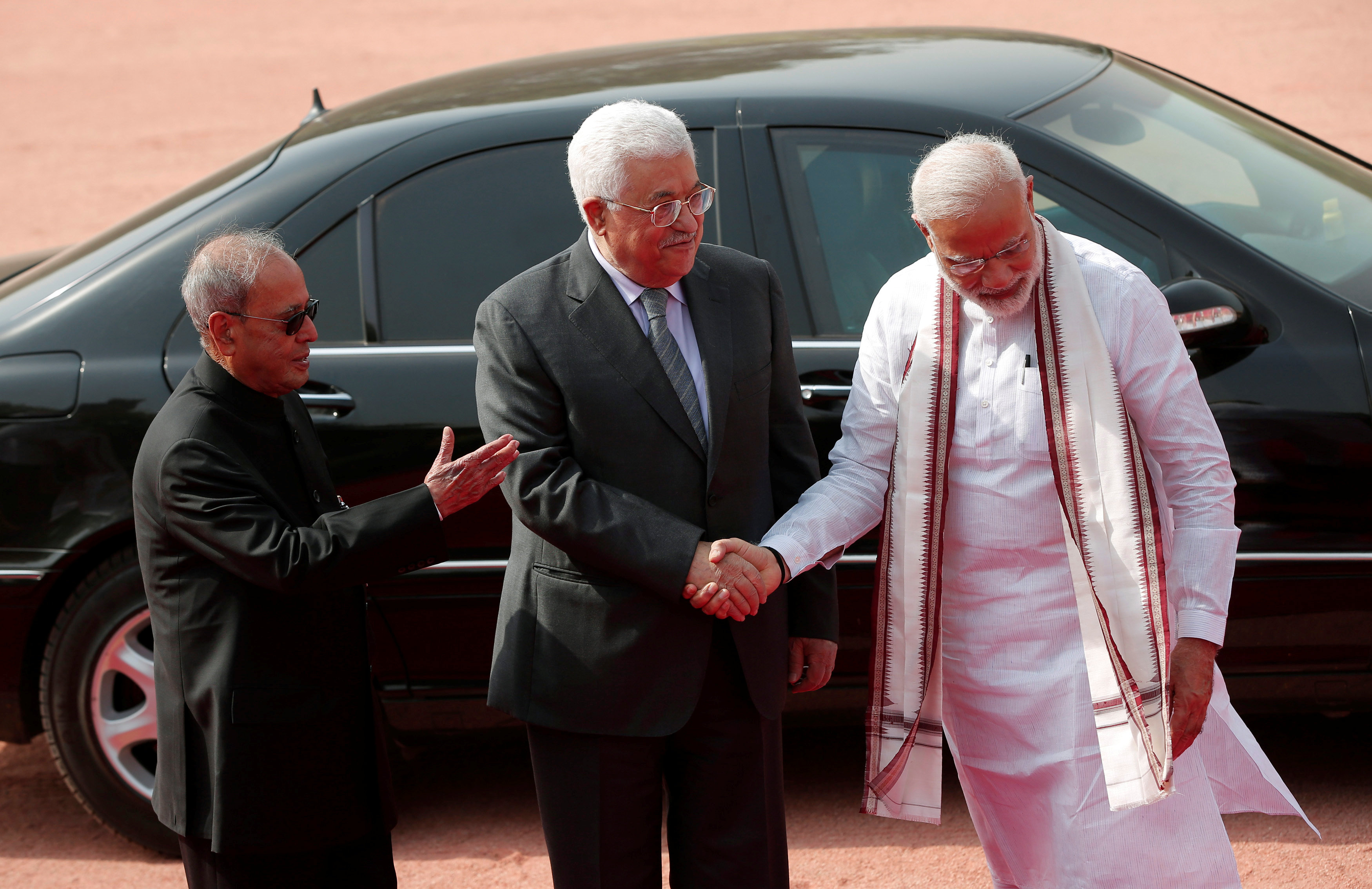 الرئيس الهندى يستقبل نظيره الفلسطينى فى ساحة القصر الرئاسى