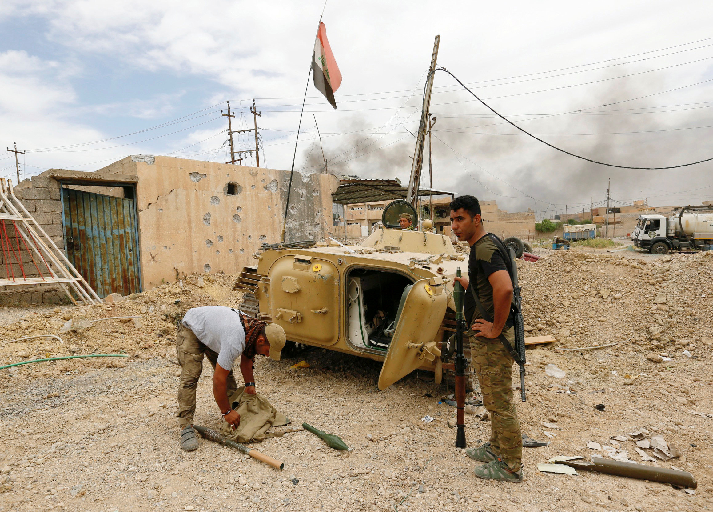 القوات العراقية أثناء استعدادها لقتال تنظيم داعش الإرهابى