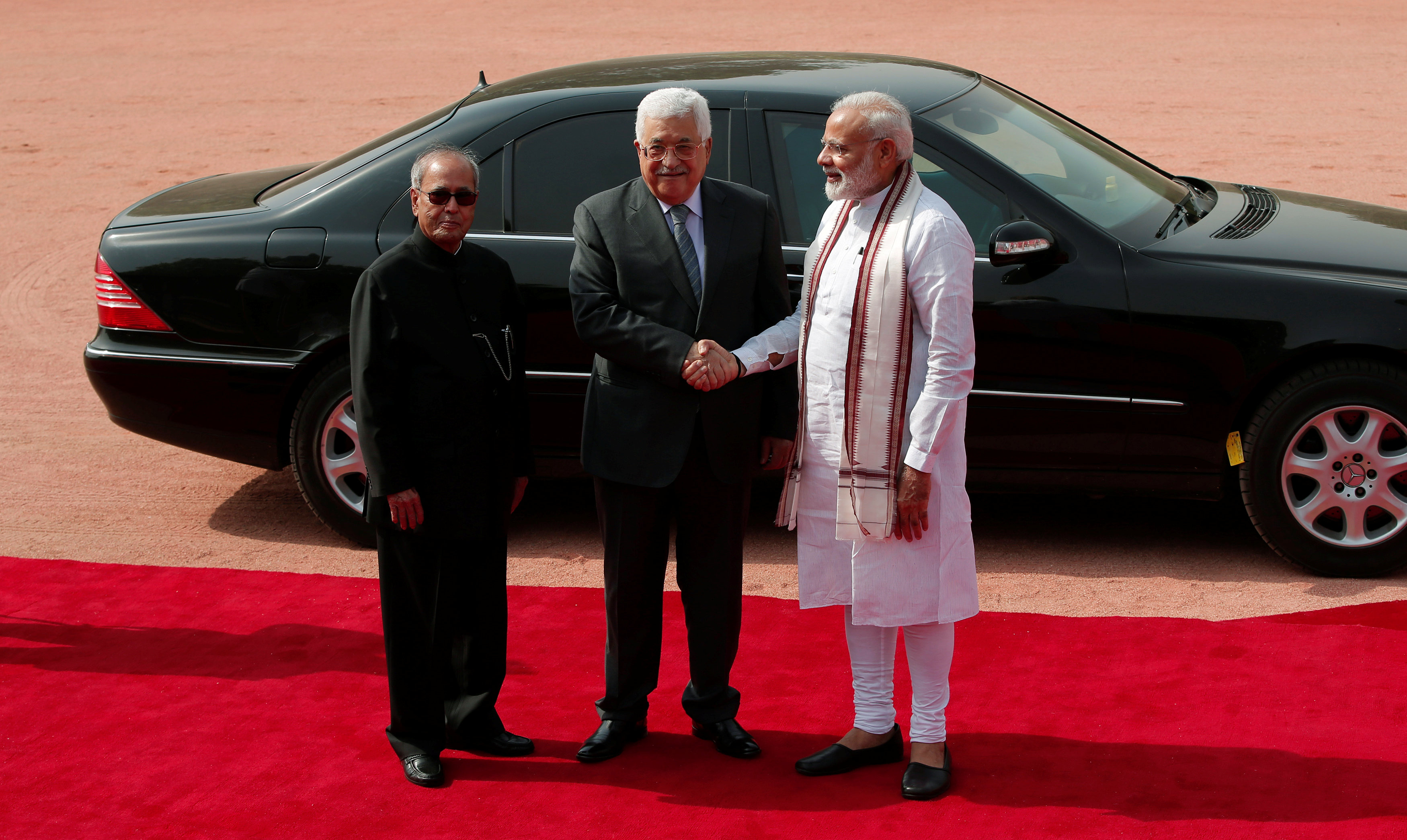 الرئيس الهندى يصافح محمود عباس فى ساحة القصر الرئاسى