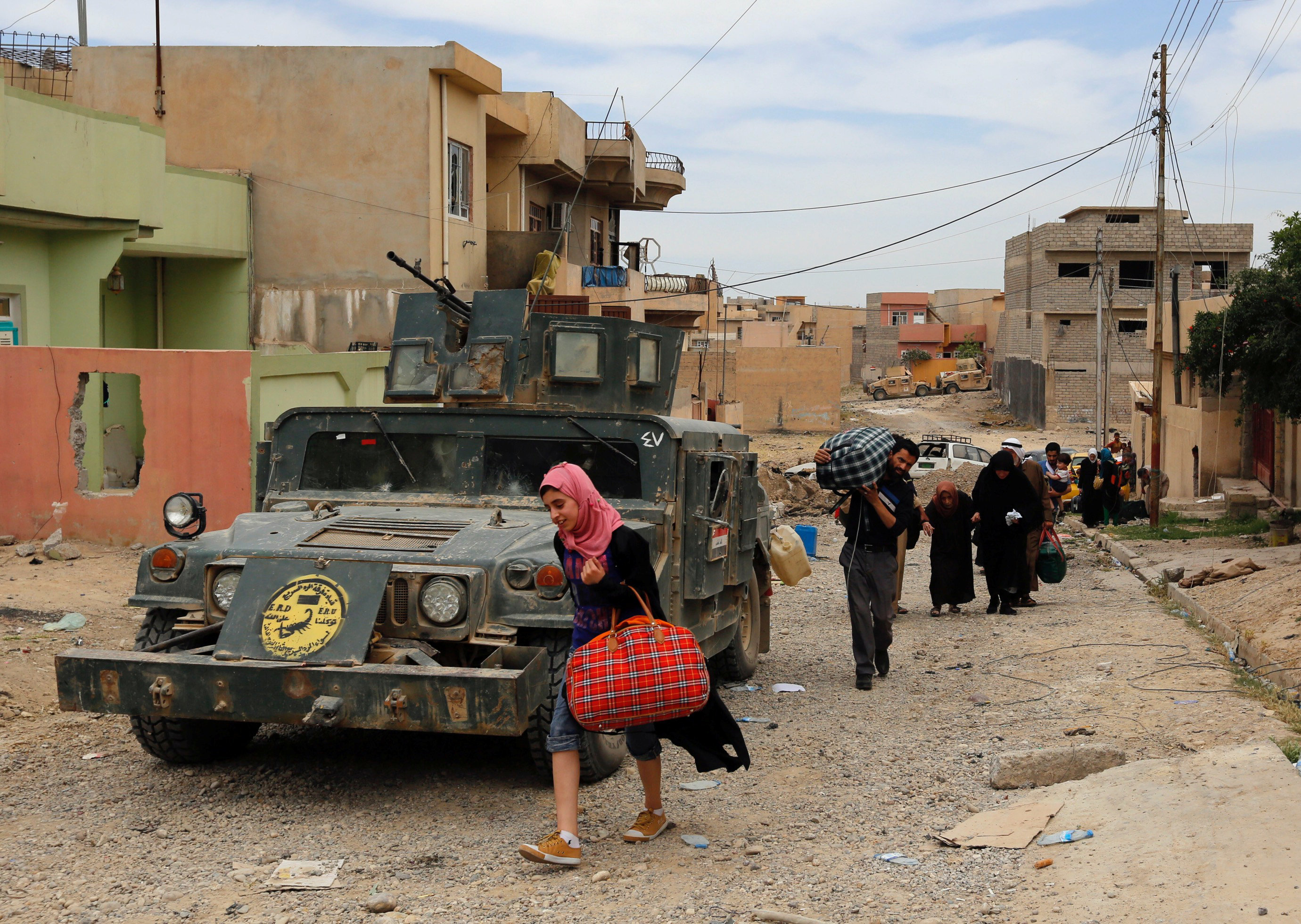 مغادرة بعض الأسر العراقية أمام القوات