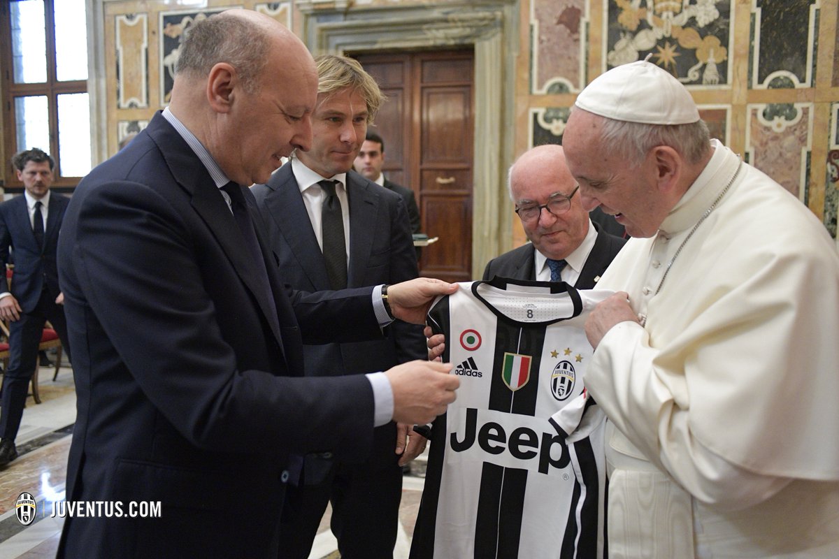 احد اعضاء مجلس ادارة يوفنتوس يمنح بابا الفاتيكان قميص الفريق
