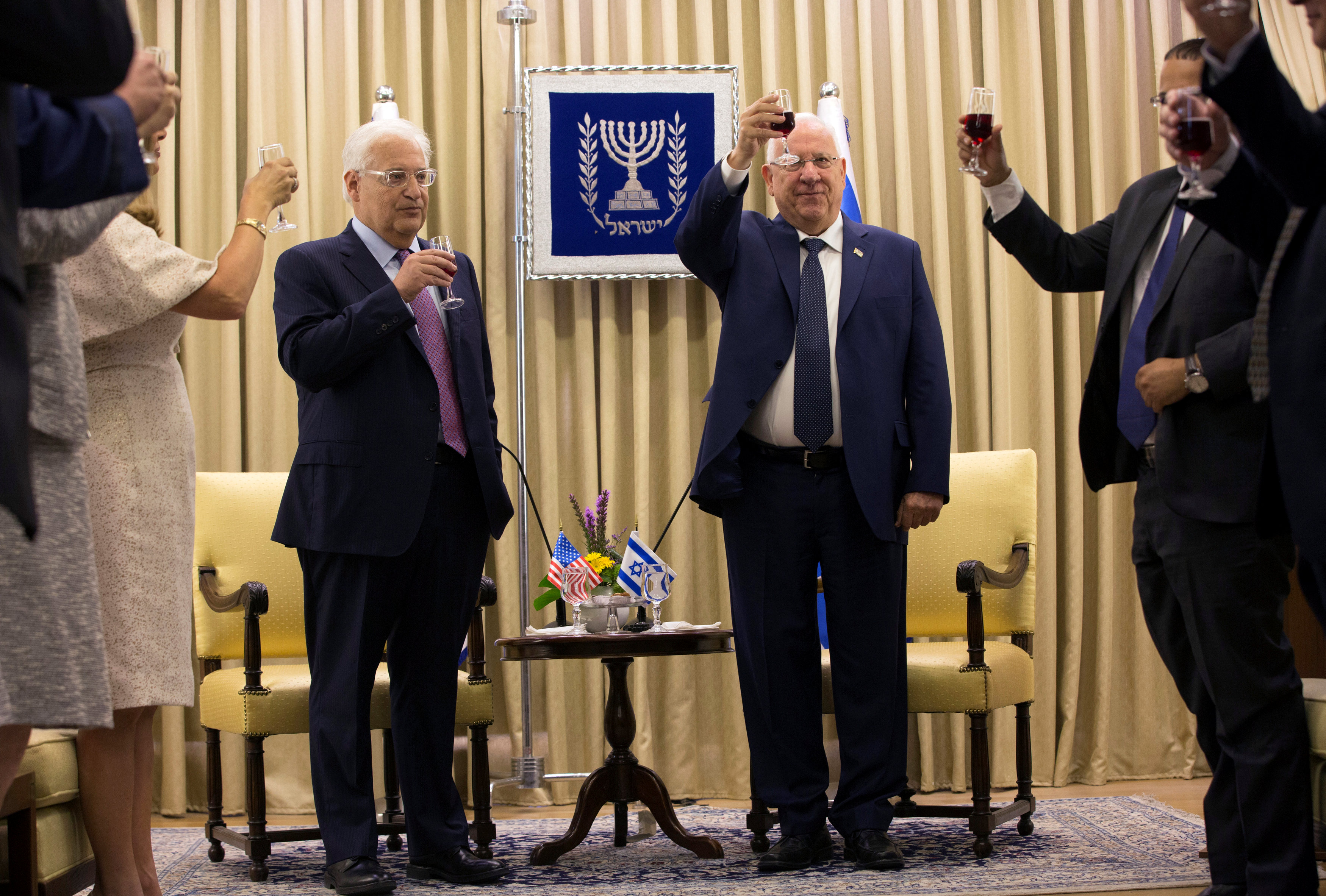 رئيس اسرائيل والسفير الأمريكى الجديد يشربان نخب اعتماده