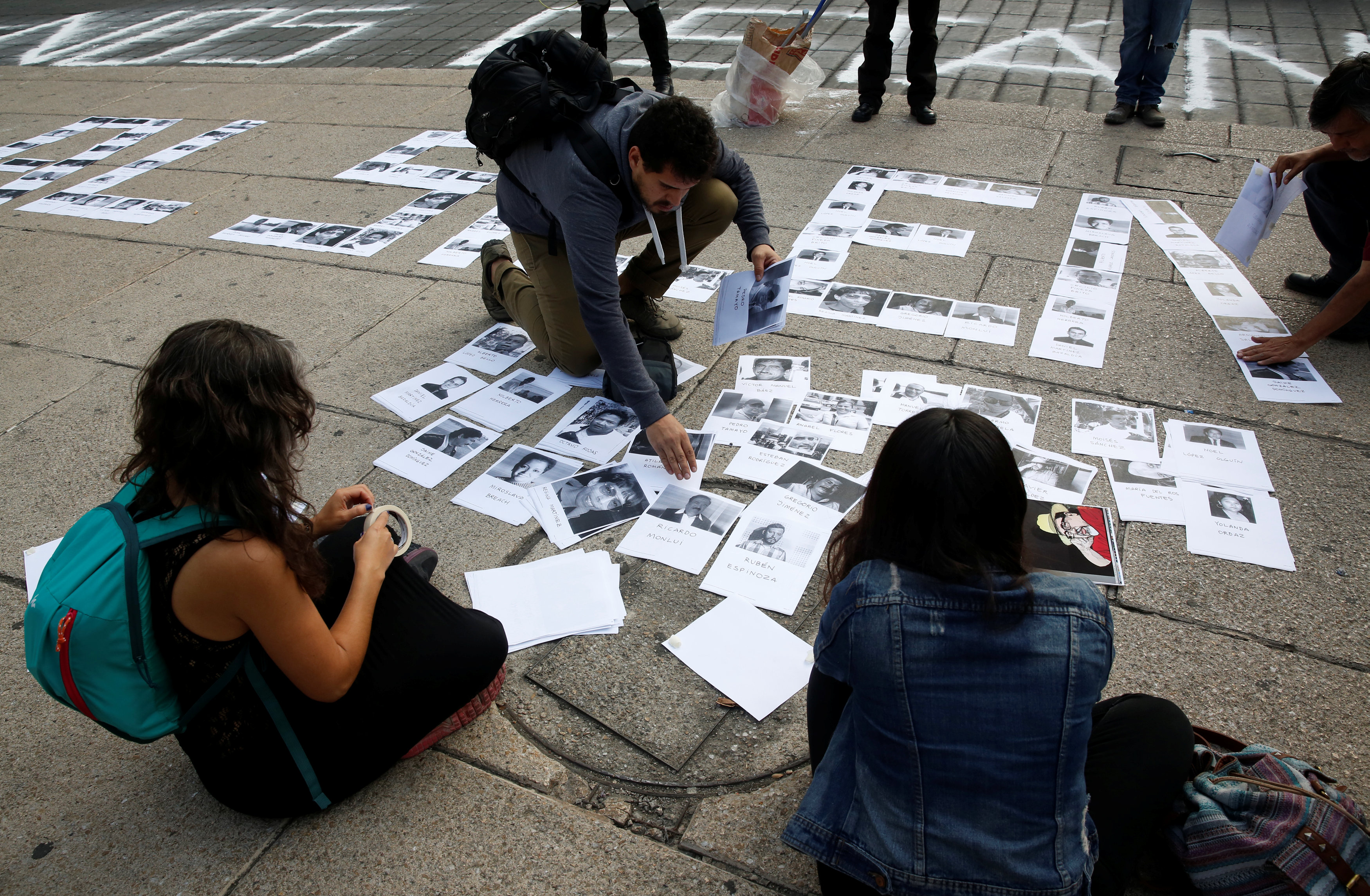 الصحفيون يضعون صورا لضحايا الصحافة بالمكسيك