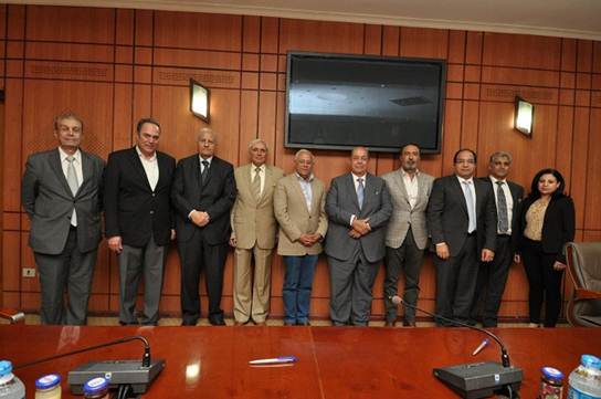 صورة تذكارية لوفد رجال الأعمال مع محافظ بورسعيد