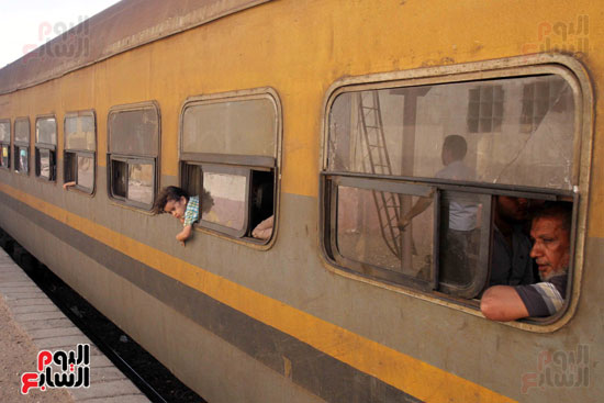 نوافذ القطار تهشمت من قذقها بالحجارة
