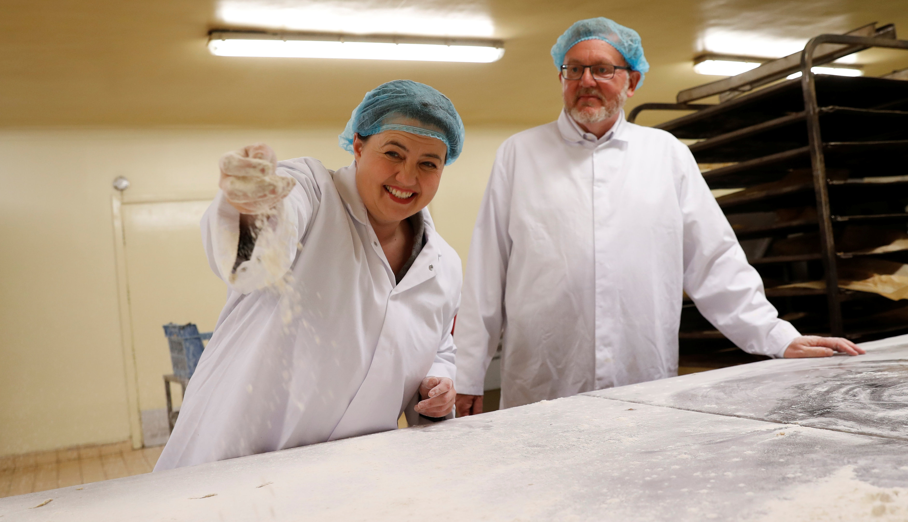 قيادية محافظة اسكتلندية تصنع الكعك خلال جولة انتخابية