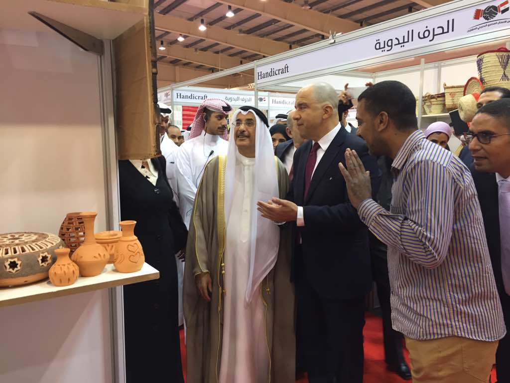نائب رئيس الوزراء البحرينى يتفقد المعرض