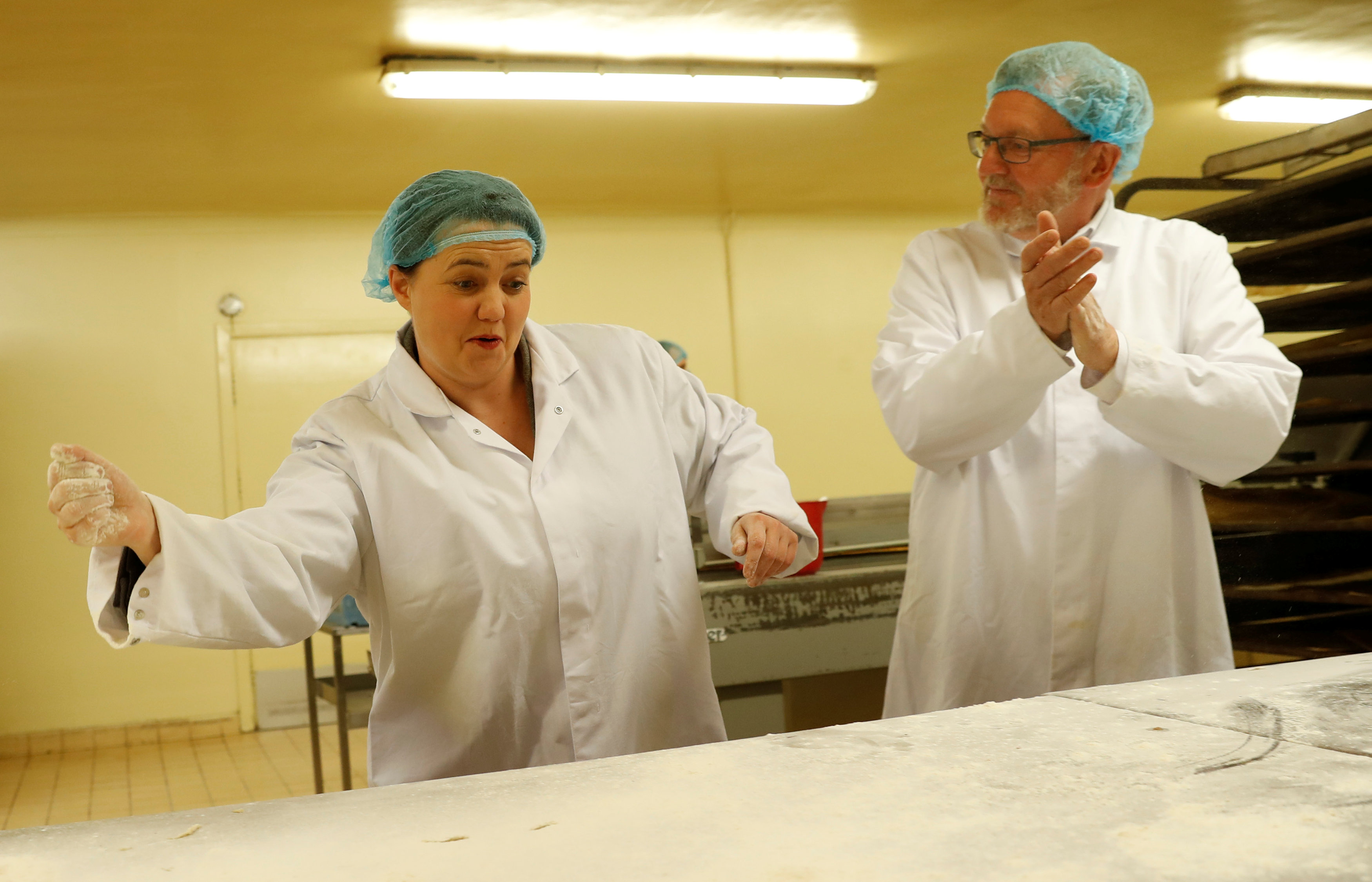 وزير الدولة لشئون اسكتلندا يصفق للقيادية المحافظة خلال صناعتها الكعك