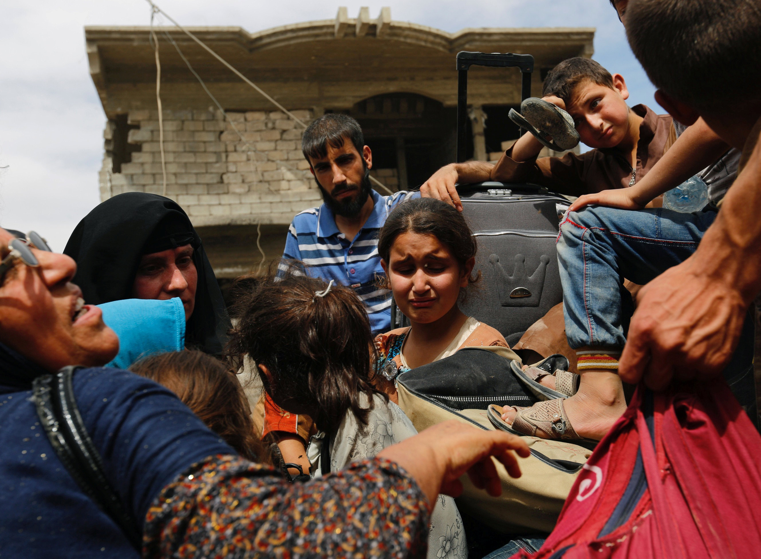 هروب بعض العائلات العراقية من الموصل أثناء المعارك