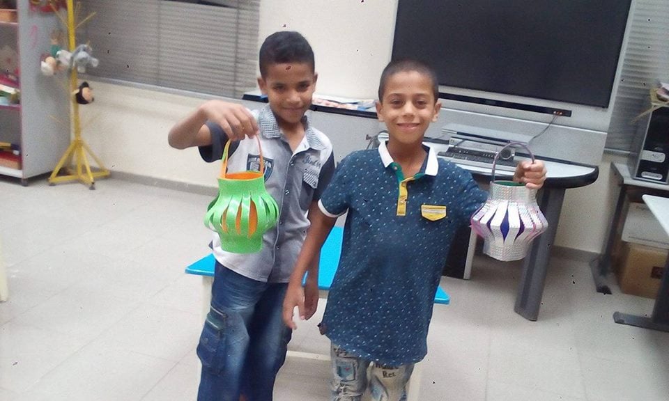 سعادة الاطفال بصنع فانوس رمضان بأيديهم في مكتبة الكرنك