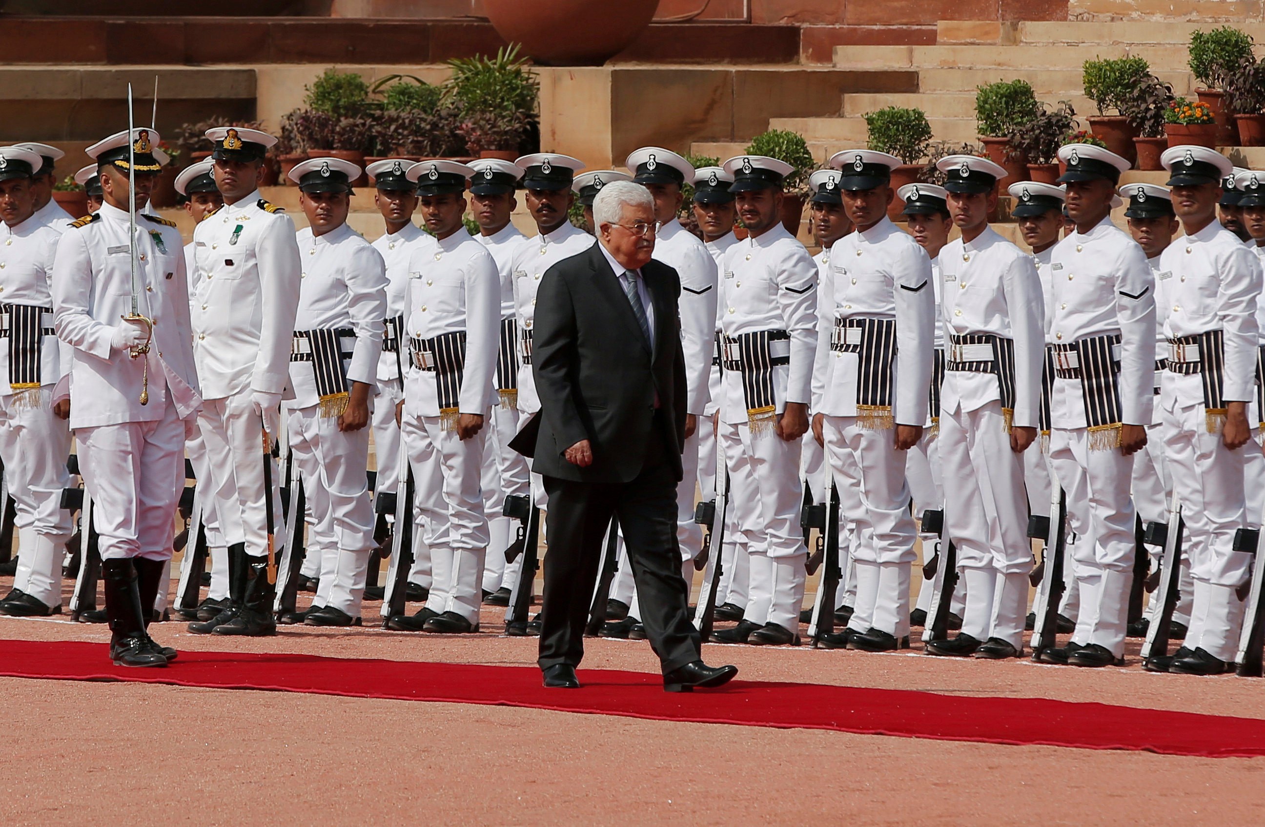 الرئيس الفلسطينى يستعرض حرس الشرف فى الهند