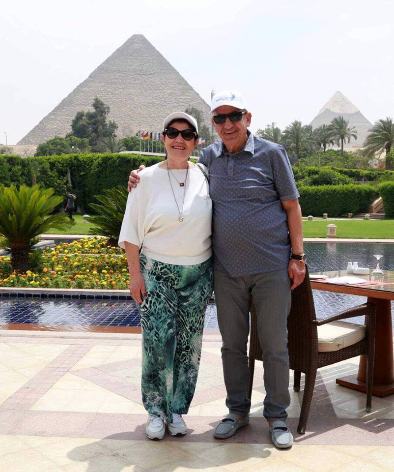 والدة رونالدو وزوجها يلتقطون صور أمام الأهرامات (1)