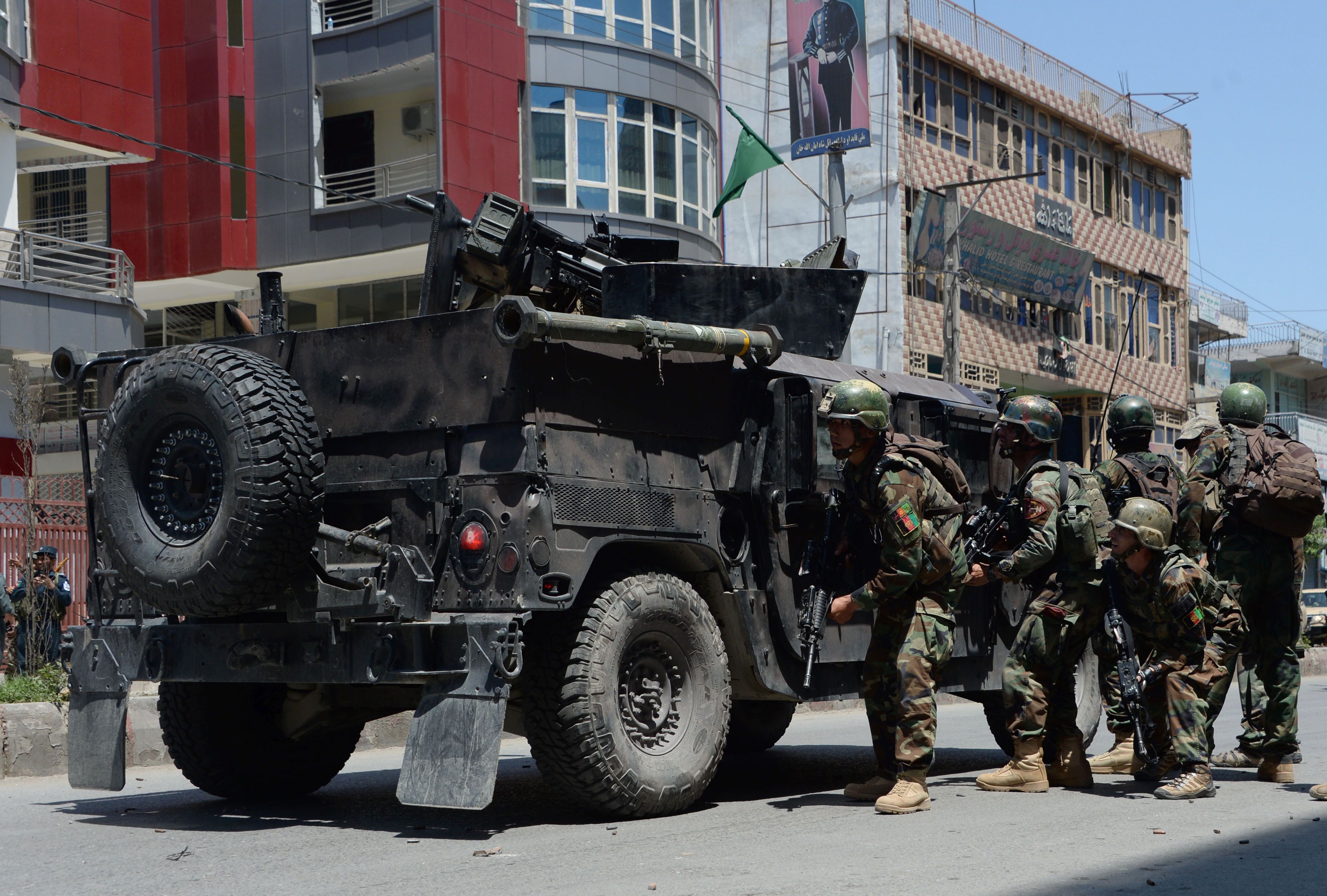 قوات الأمن الأفغانية أمام مبنى التلفزيون