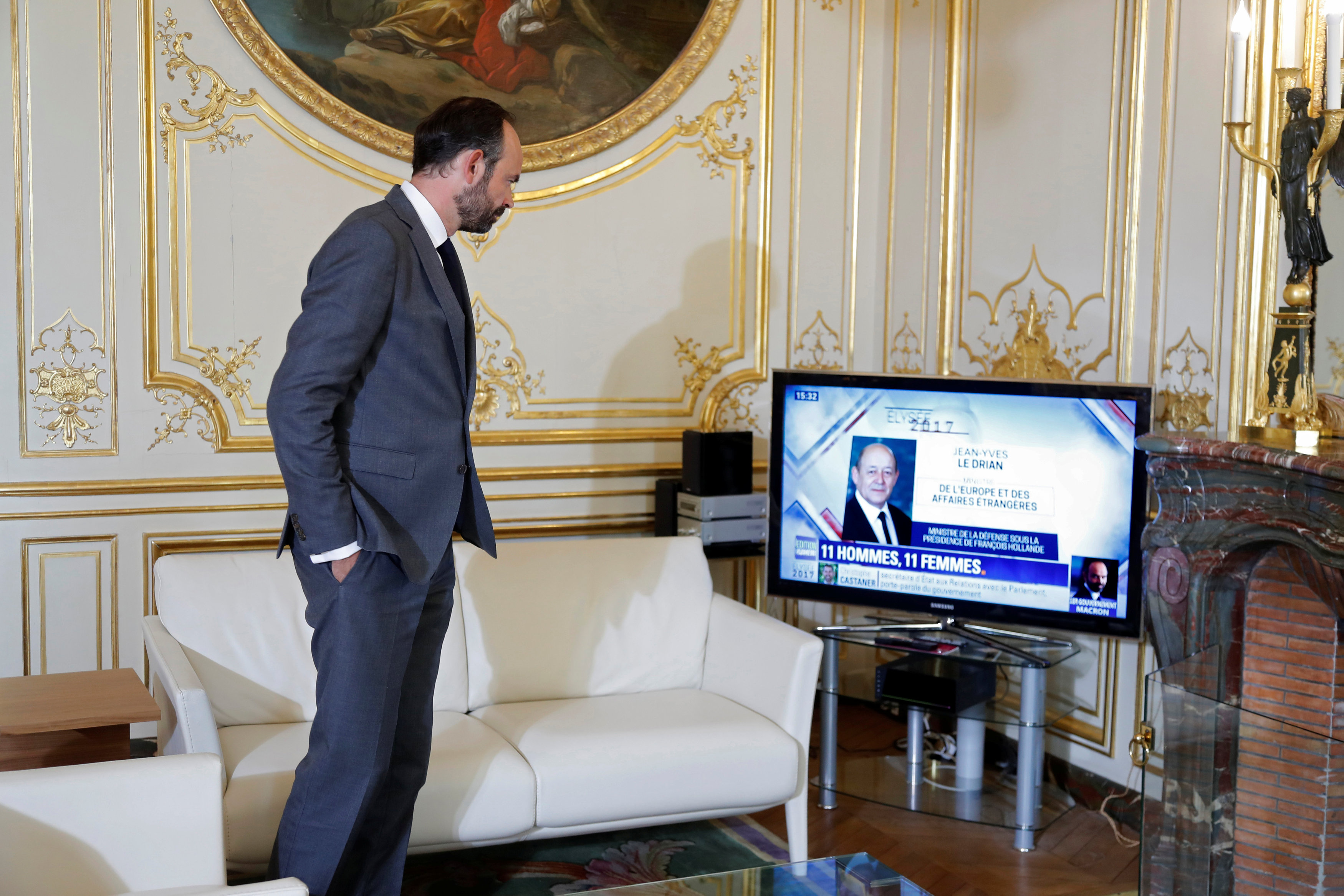 رئيس الوزراء الفرنسى يتابع التشكيل الوزارى بالتليفزيون