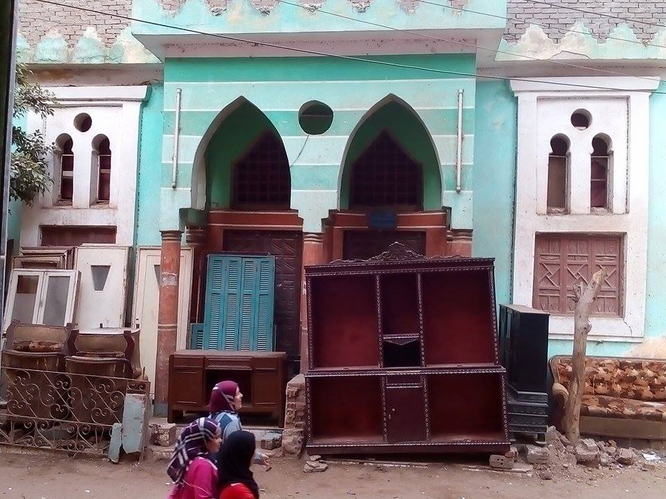 مخلفات أمام المسجد