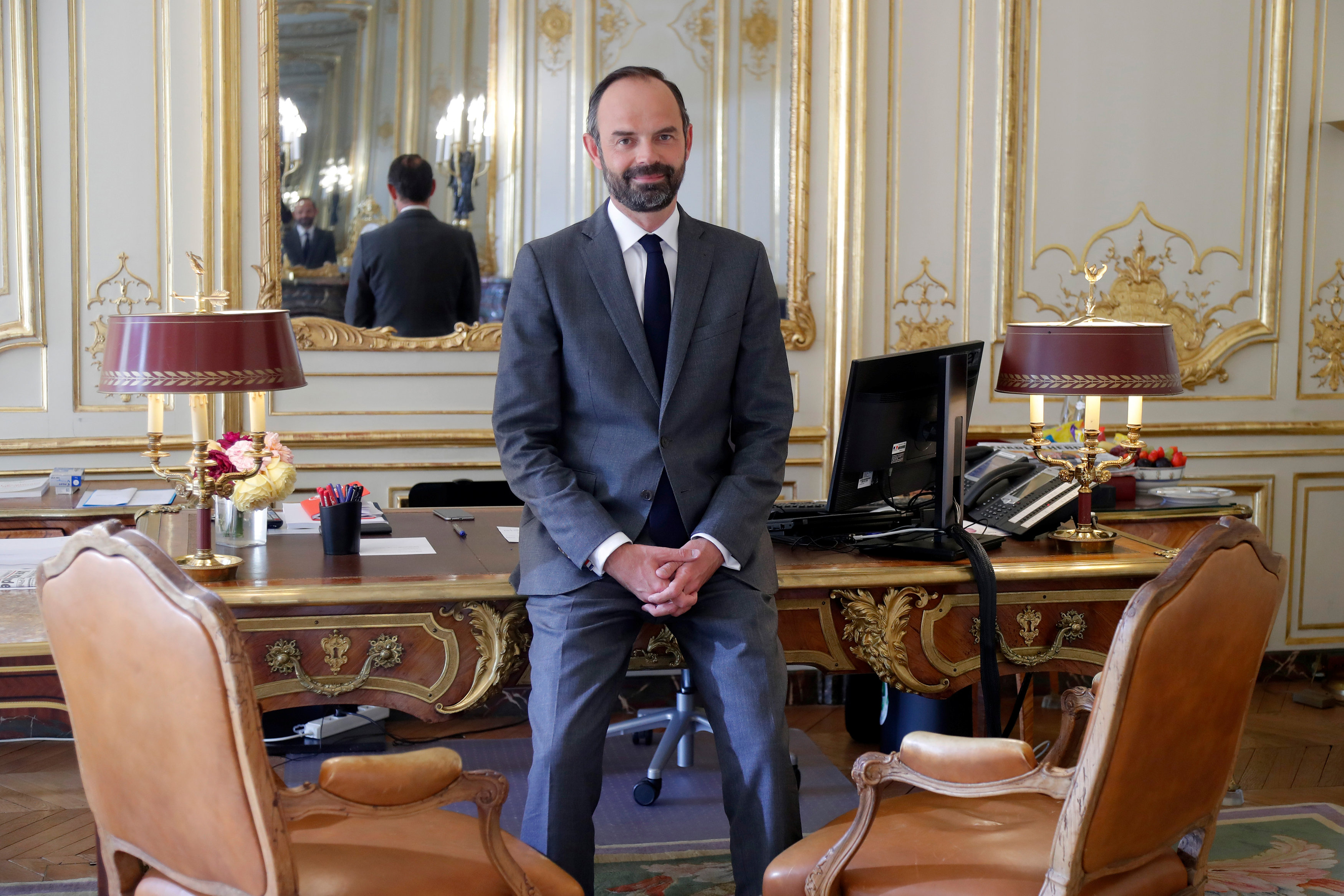 رئيس الوزراء الفرنسى أمام مكتبه