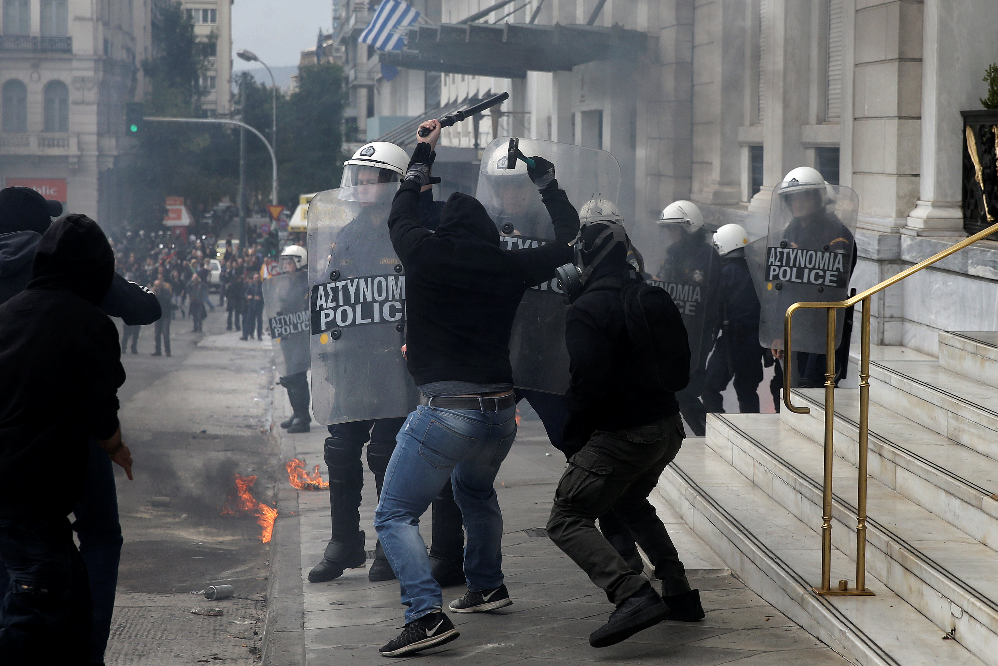 تعدى متظاهر على أفراد الشرطة اليونانية