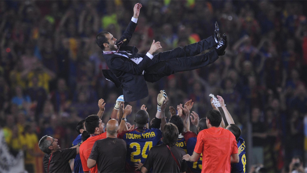 لاعبو برشلونة يحملون جوارديولا بعد التتويج بدورى أبطال أوروبا 2009