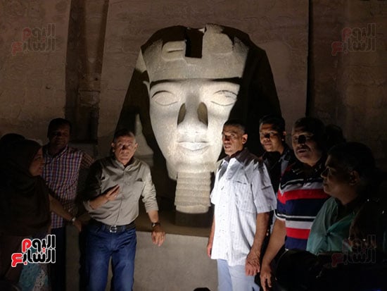 رجال الآثار أمام رأس تمثال رمسيس الثانى الجديد بمعبد الأقصر