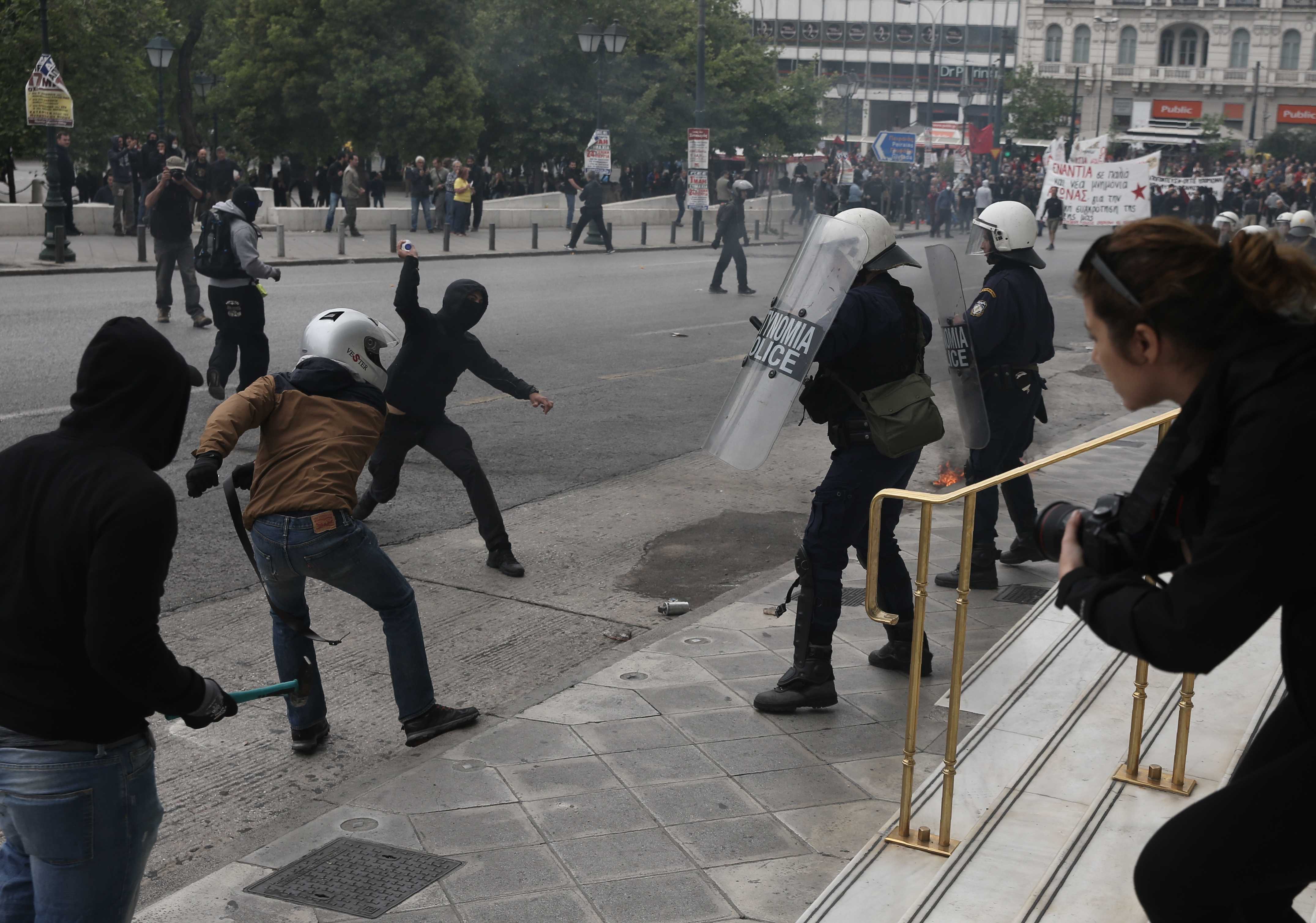 اشتباكات بين المتظاهرين والشرطة اليونانية