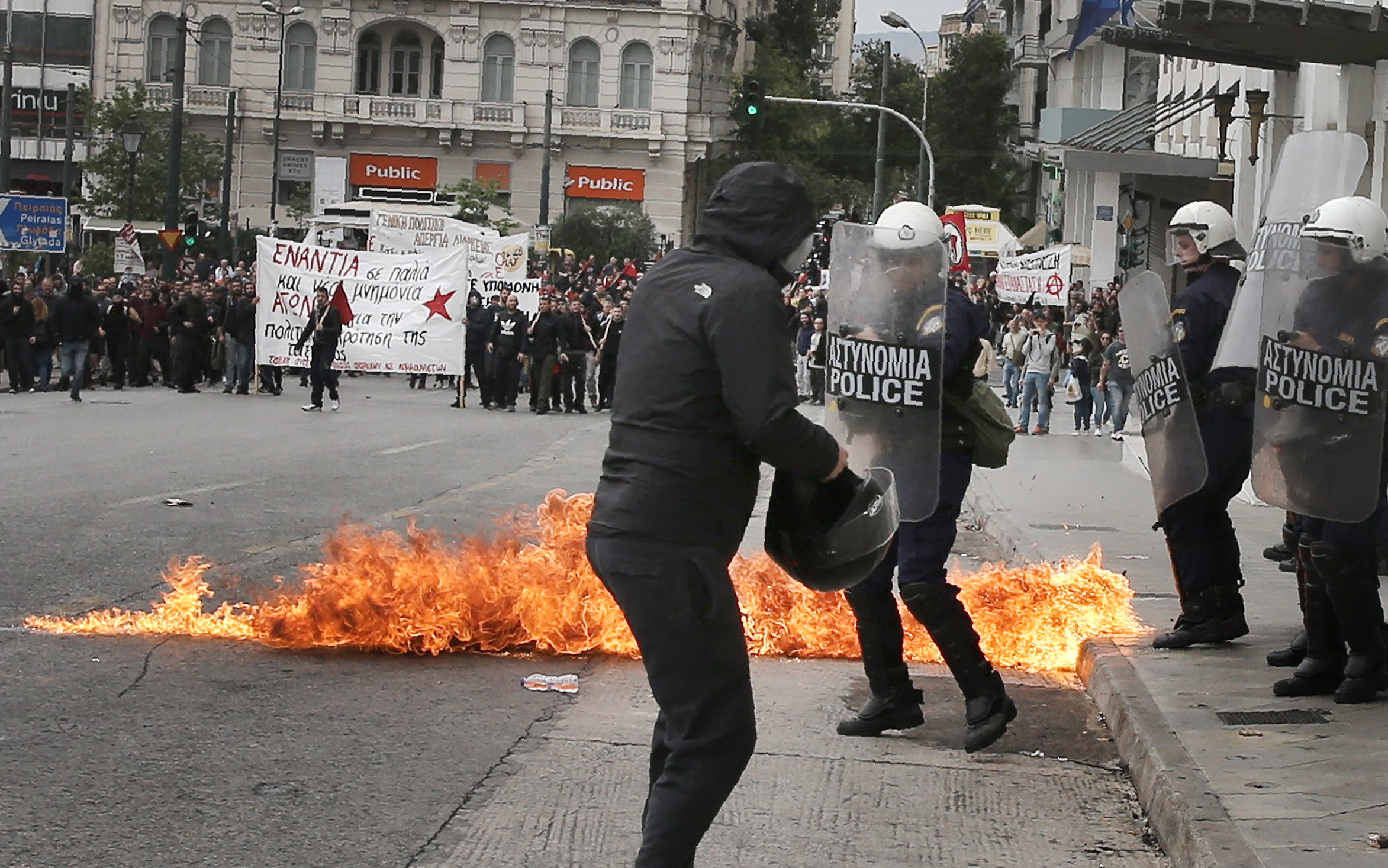 المواجهات بين الشرطة اليونانية والمتظاهرين