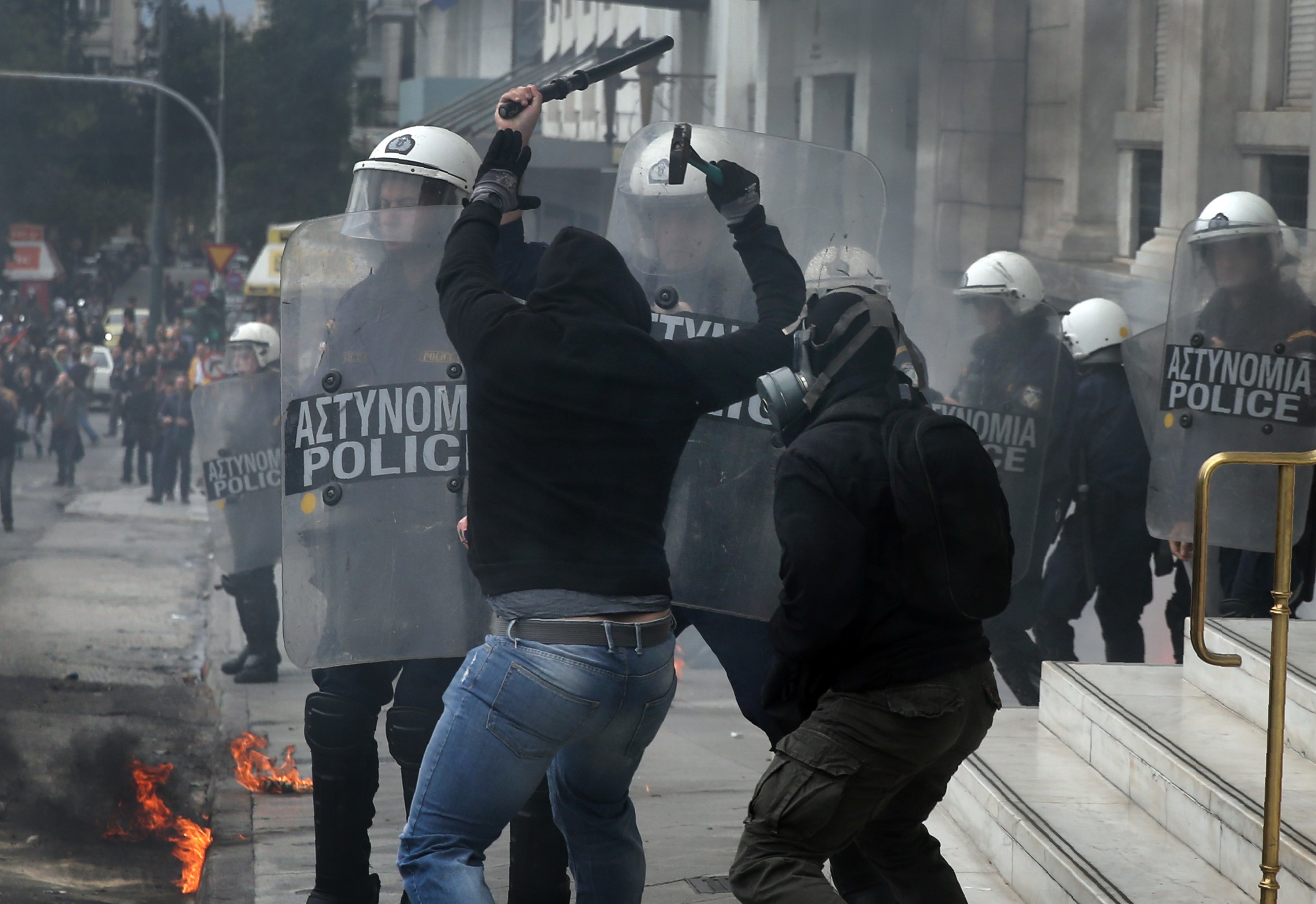 تعامل الشرطة اليونانية مع المتظاهرين