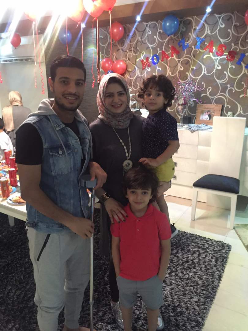 أحمد خيرى مع زوجته أميرة ونجليه ياسين ومعاذ