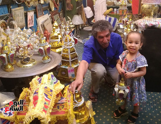 الأطفال يقبلون علي شراء فوانيس رمضان في الاقصر
