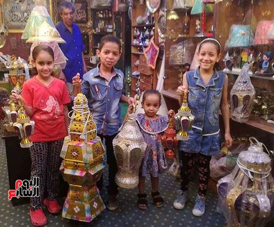 إقبال الأطفال علي شراء فوانيس رمضان بمحل الحاج حمودة
