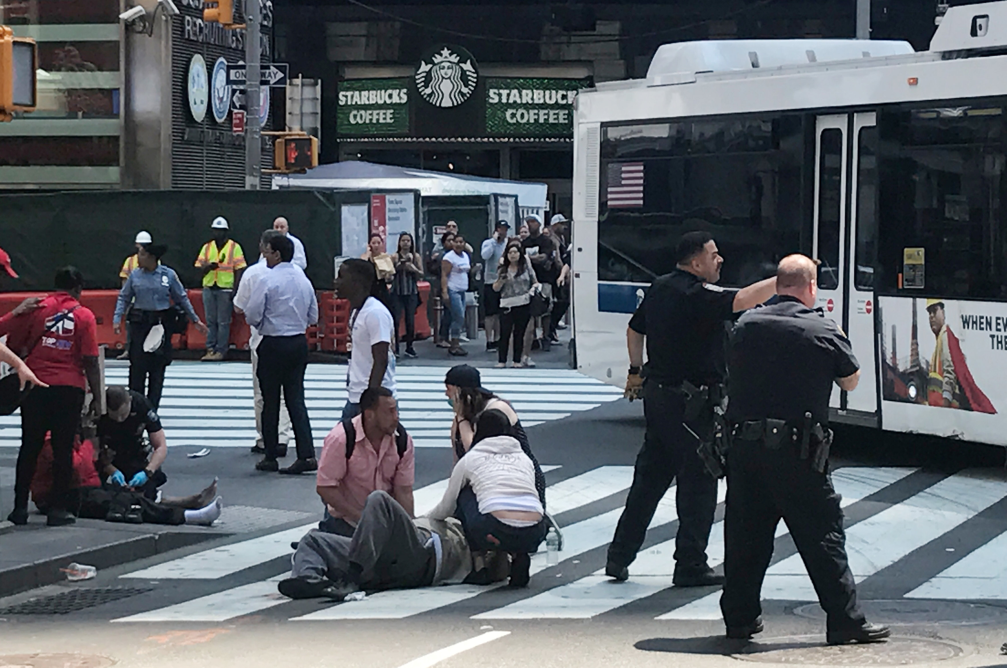 الشرطة تحيط موقع حادث دهس نيويورك
